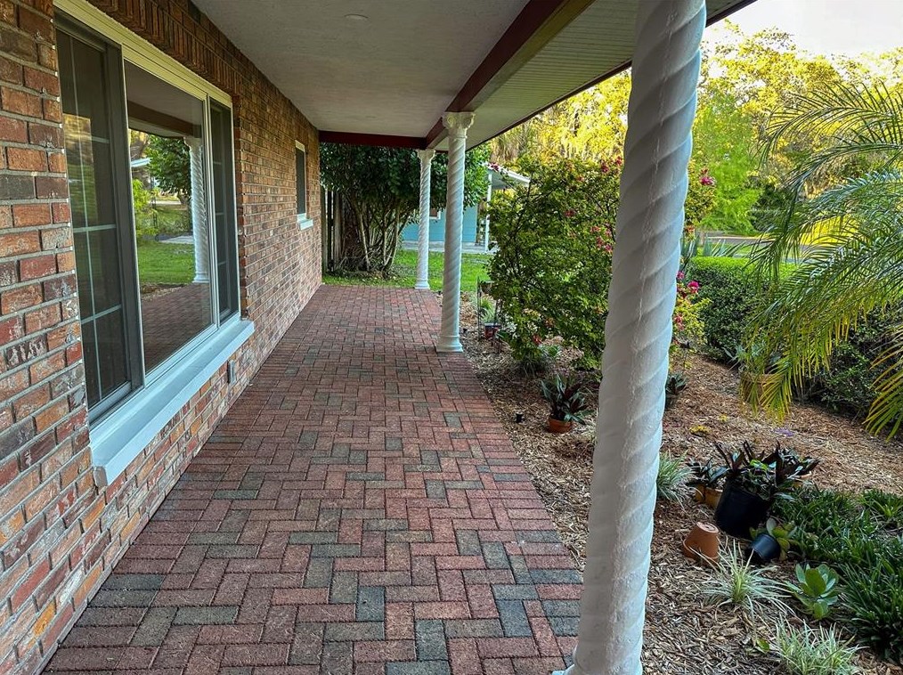 641 La Plaza Ave, Saint Petersburg FL  33707-2223 exterior