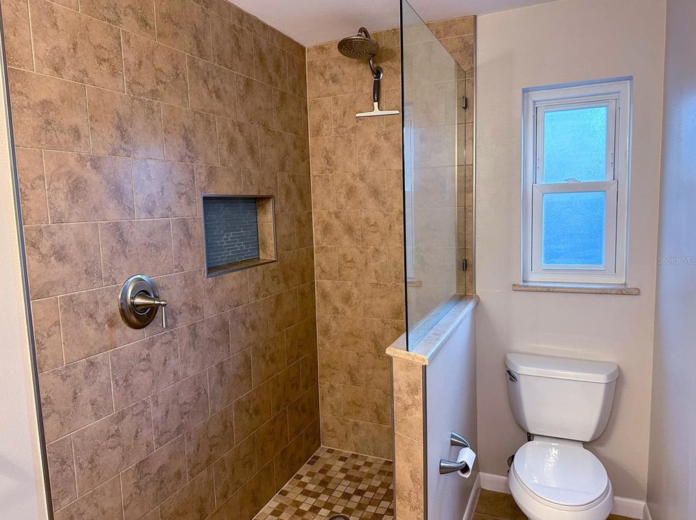 641 La Plaza Ave, Saint Petersburg FL  33707-2223 exterior