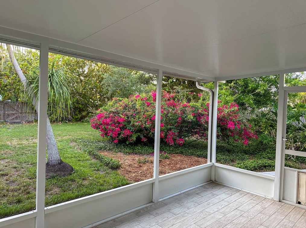 641 La Plaza Ave, Saint Petersburg FL  33707-2223 exterior