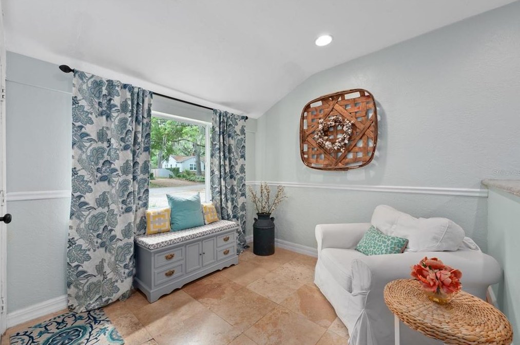 1071 45th Ave, Saint Petersburg FL  33703-3615 exterior