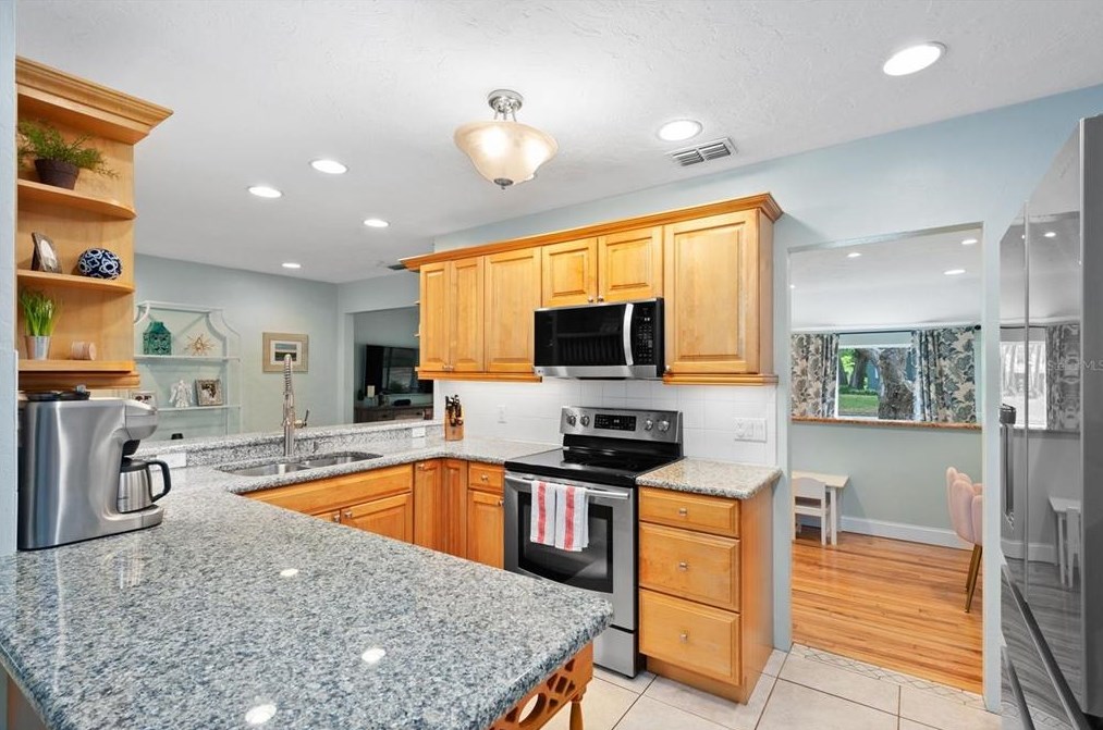 1071 45th Ave, Saint Petersburg FL  33703-3615 exterior