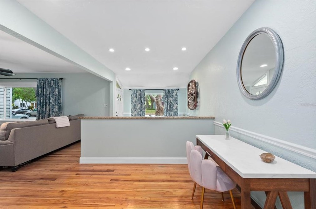 1071 45th Ave, Saint Petersburg FL  33703-3615 exterior