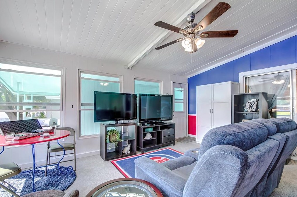 3112 Southport Dr, Tarpon Springs FL  34690-1945 exterior