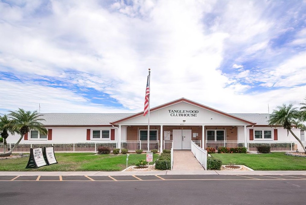 3112 Southport Dr, Tarpon Springs FL  34690-1945 exterior