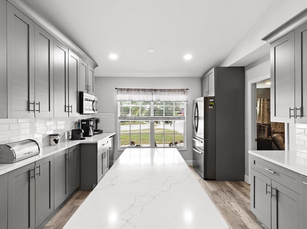 1409 Sunset Rd, Tarpon Springs FL  34689-2728 exterior