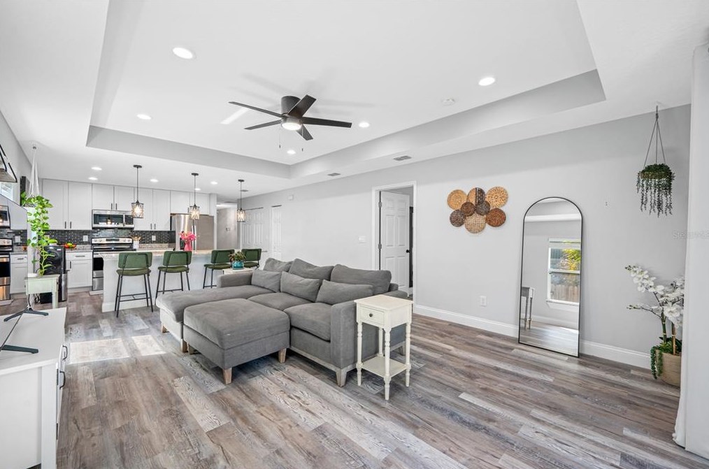 920 Castle Ct, Tampa FL  33612-8131 exterior