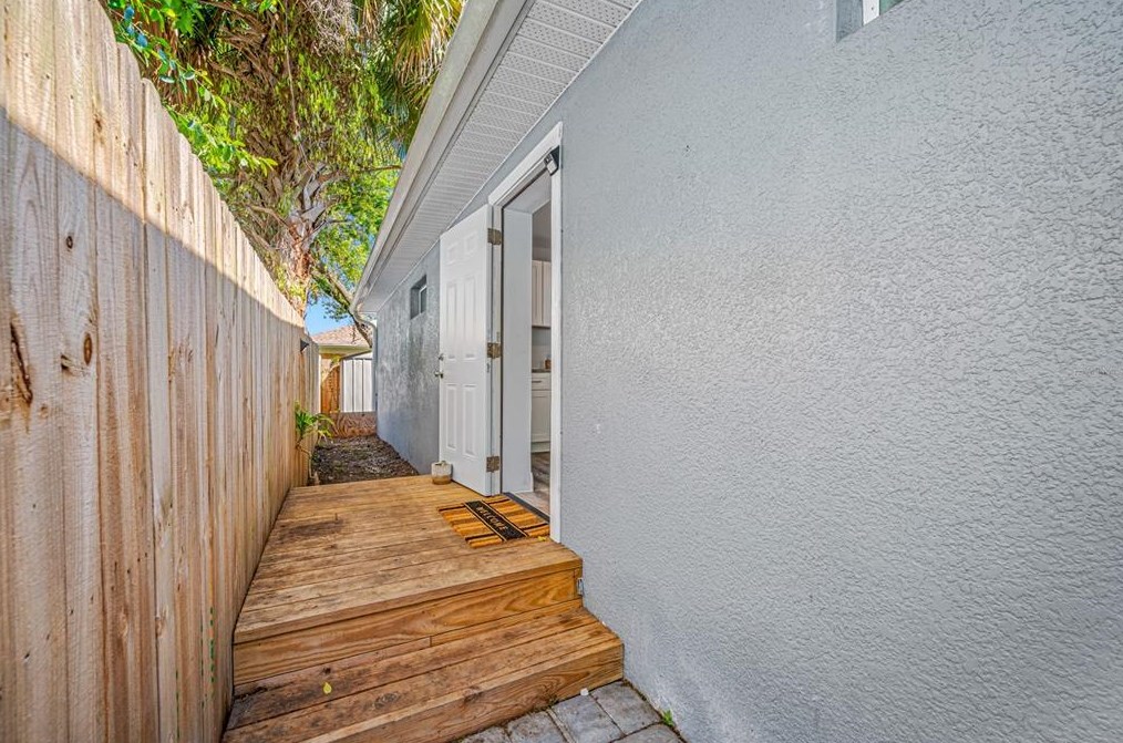 920 Castle Ct, Tampa FL  33612-8131 exterior