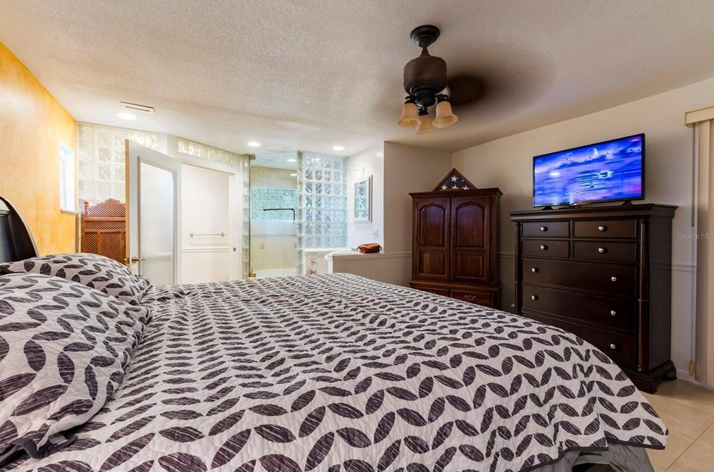 2045 Golf Vw Dr, Dunedin FL 34698-2330 exterior