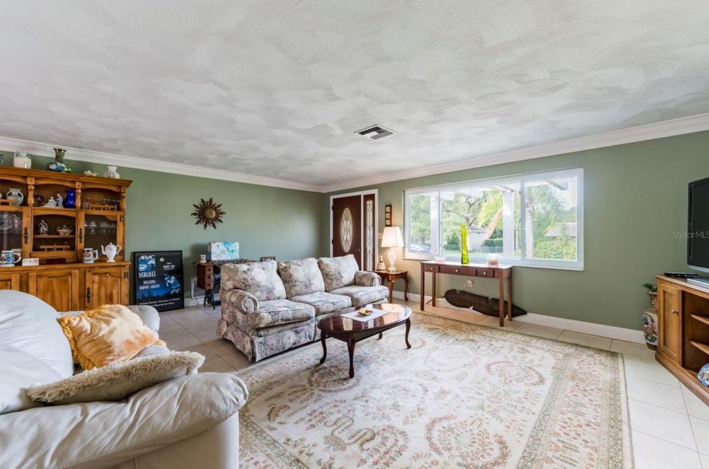 2045 Golf Vw Dr, Dunedin FL 34698-2330 exterior