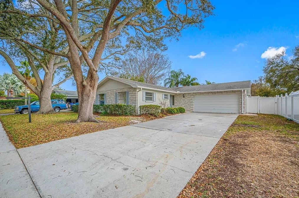 1869 Teakwood Ln, Dunedin FL  34698-4132 exterior