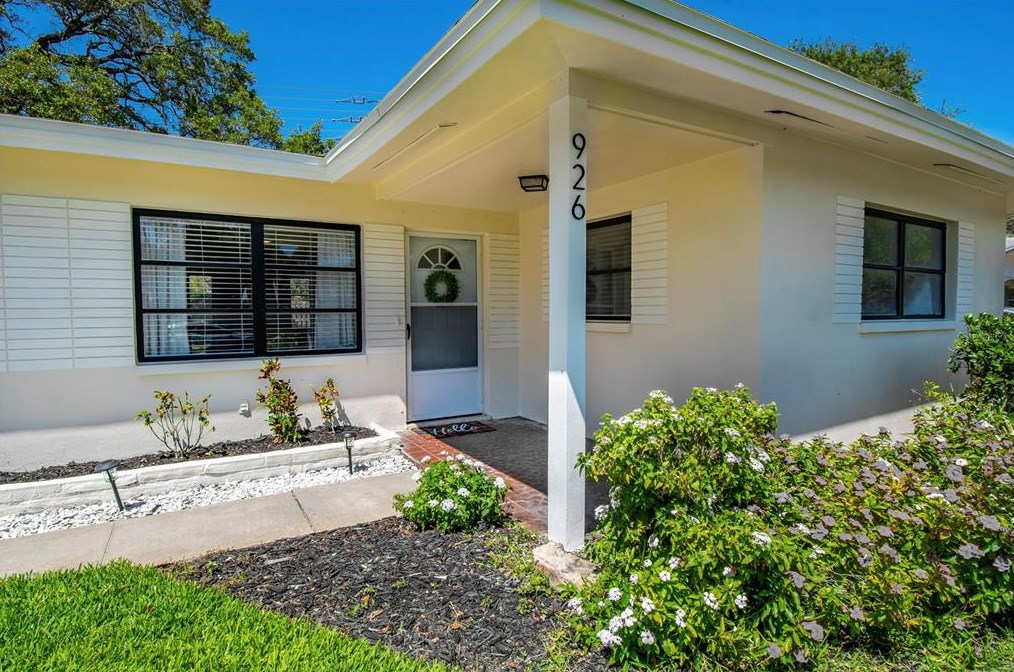 926 Lexington Dr, Dunedin FL  34698-8215 exterior