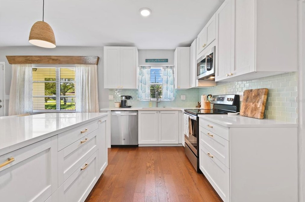 926 Lexington Dr, Dunedin FL  34698-8215 exterior