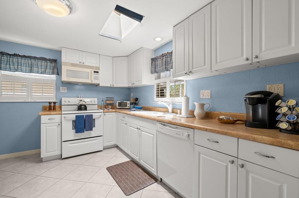 354 Colonial Ct, Dunedin FL  34698-8007 exterior