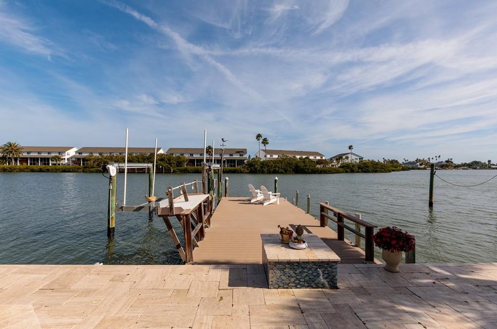 318 La Hacienda Dr, Belleair Beach FL  33785-3715 exterior