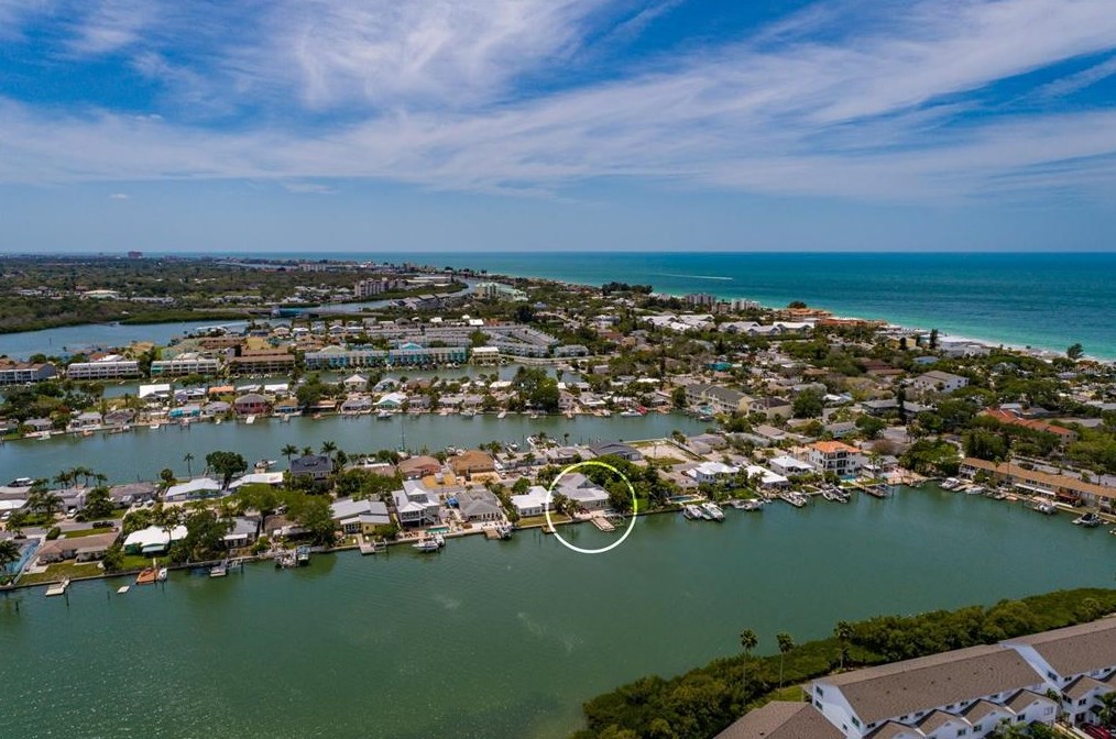 318 La Hacienda Dr, Belleair Beach FL  33785-3715 exterior