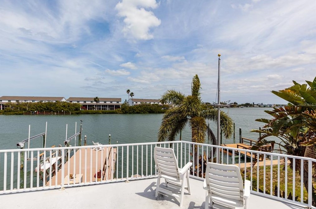 318 La Hacienda Dr, Belleair Beach FL  33785-3715 exterior