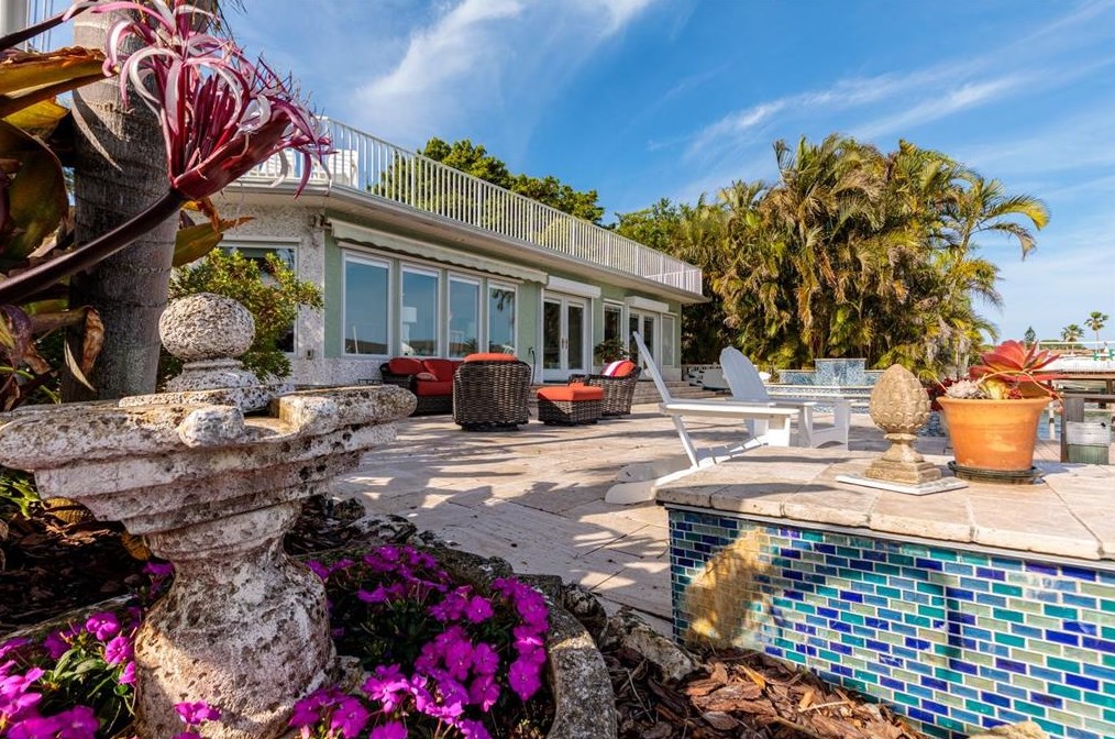 318 La Hacienda Dr, Belleair Beach FL  33785-3715 exterior