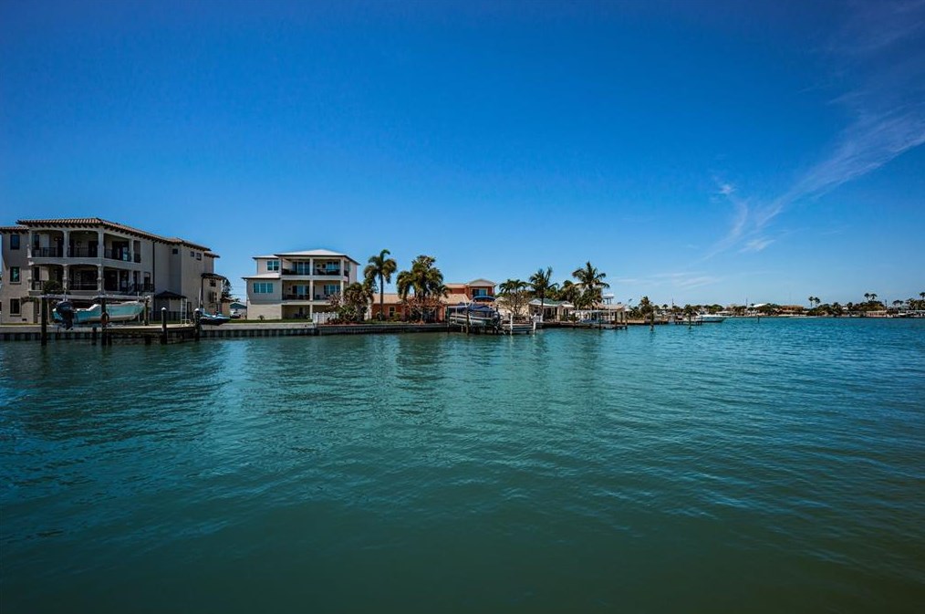 15922 Redington Dr, Saint Petersburg FL  33708-1746 exterior