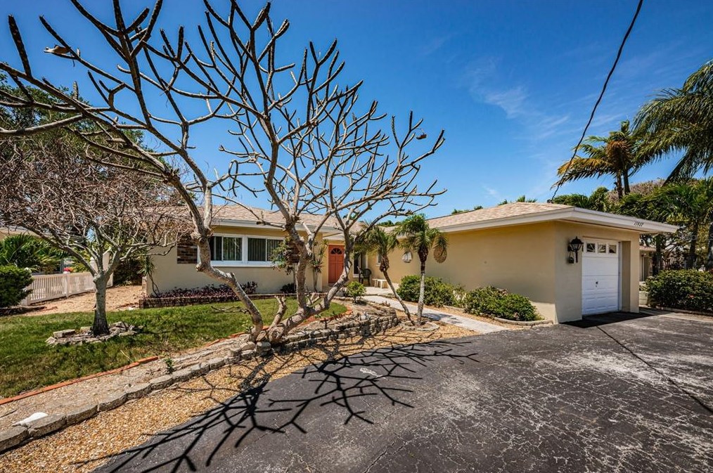 15922 Redington Dr, Saint Petersburg FL  33708-1746 exterior