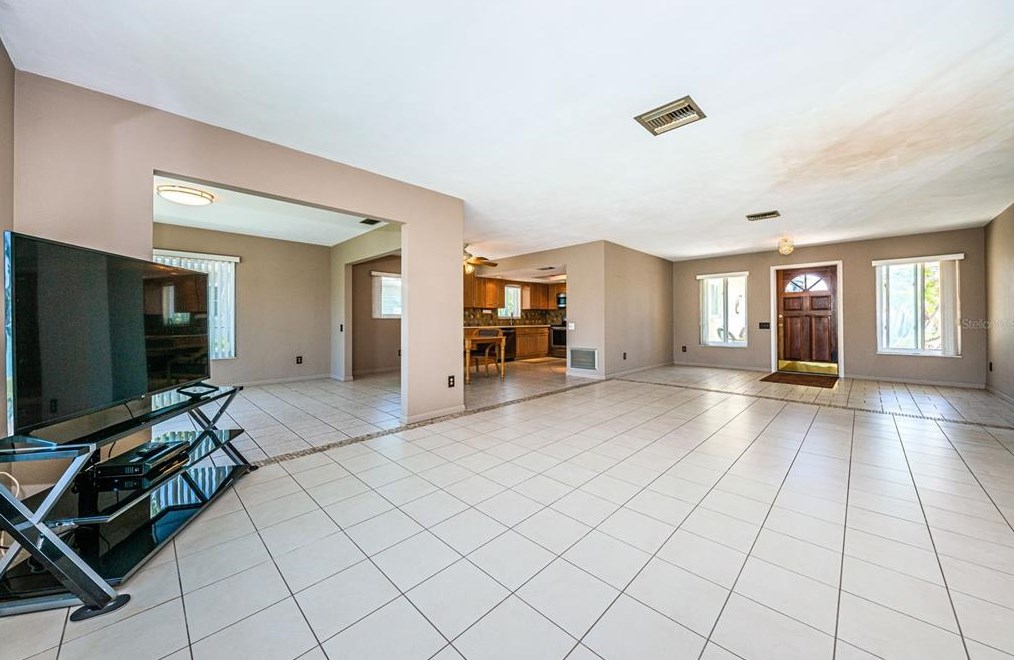 15922 Redington Dr, Saint Petersburg FL  33708-1746 exterior