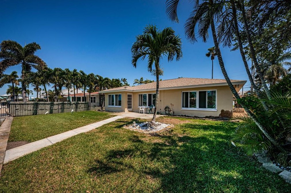 15922 Redington Dr, Saint Petersburg FL  33708-1746 exterior