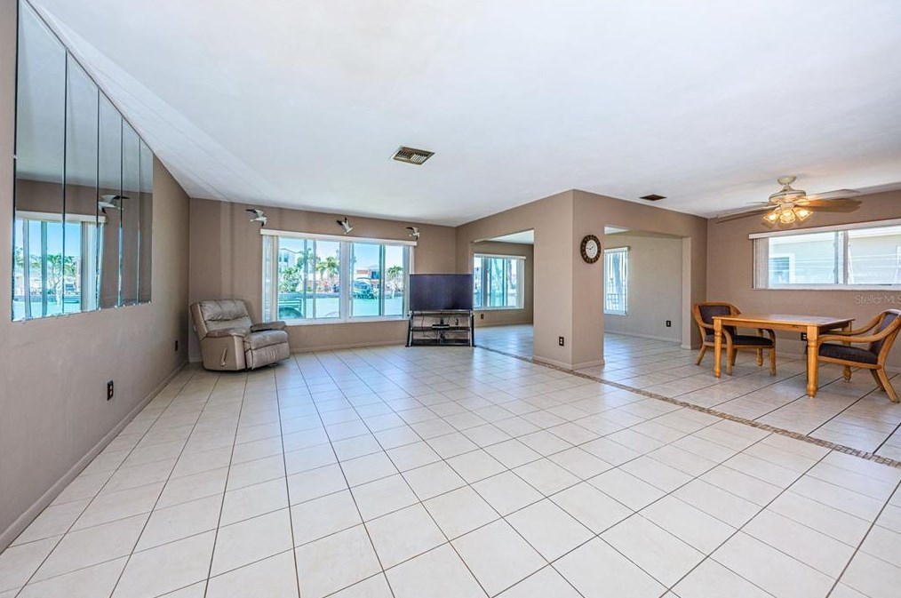 15922 Redington Dr, Saint Petersburg FL  33708-1746 exterior