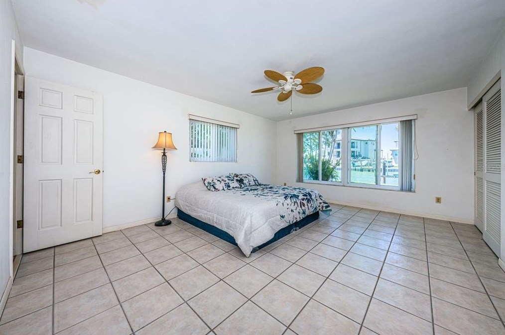 15922 Redington Dr, Saint Petersburg FL  33708-1746 exterior