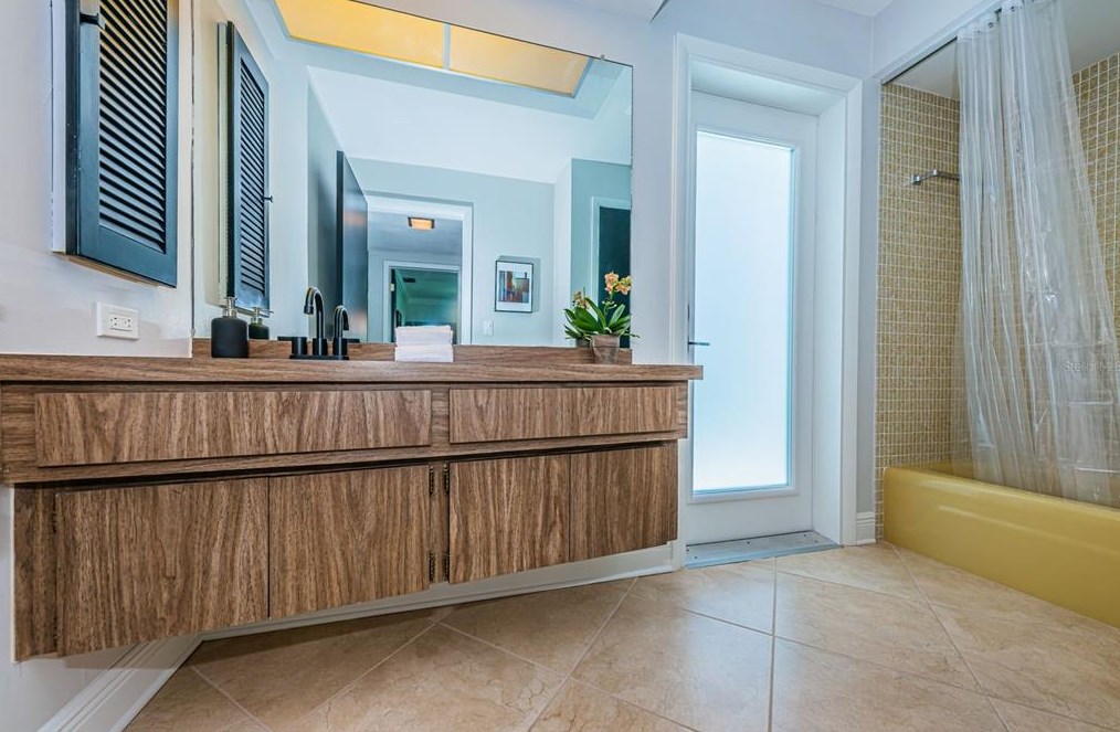 1969 Illinois Ave, Saint Petersburg FL  33703-3421 exterior