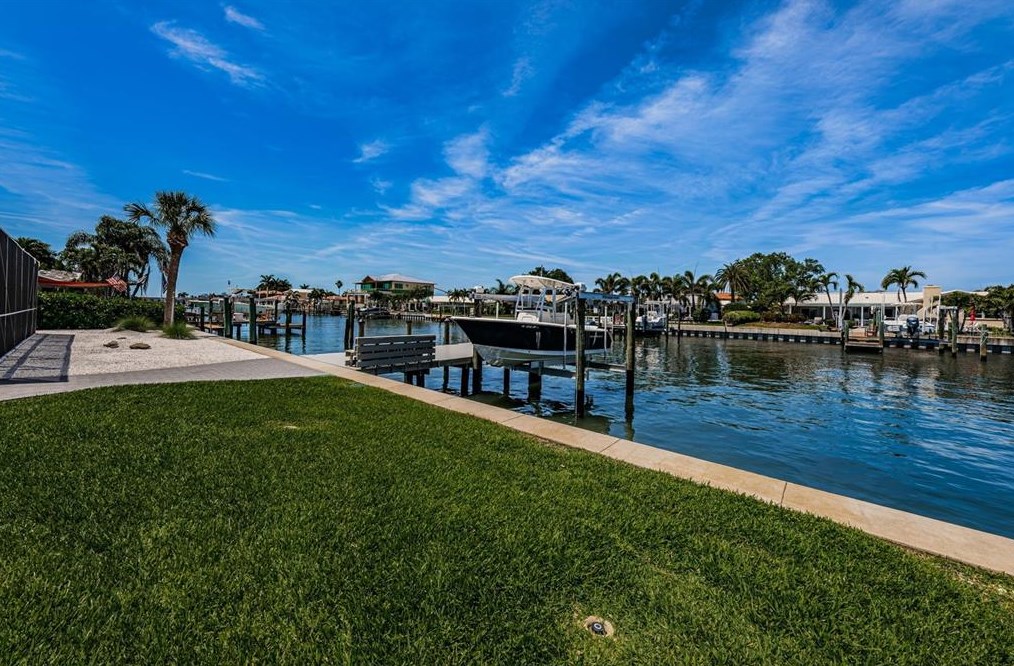 1969 Illinois Ave, Saint Petersburg FL  33703-3421 exterior