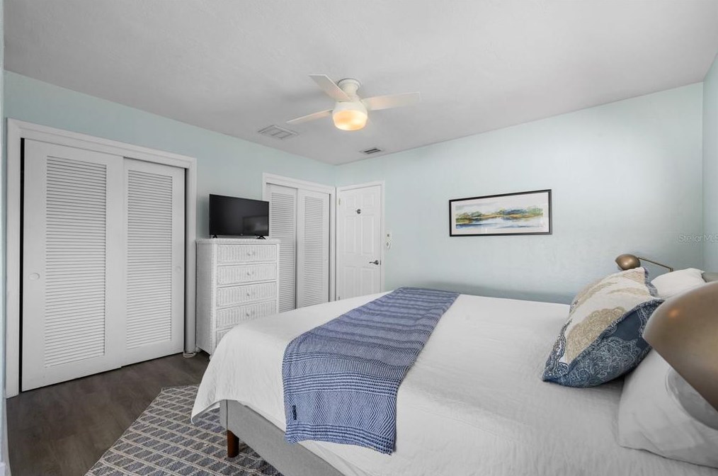2325 Shr Dr, Saint Petersburg FL  33705-3328 exterior