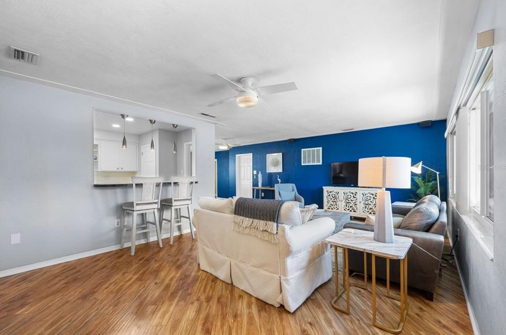 2325 Shr Dr, Saint Petersburg FL  33705-3328 exterior