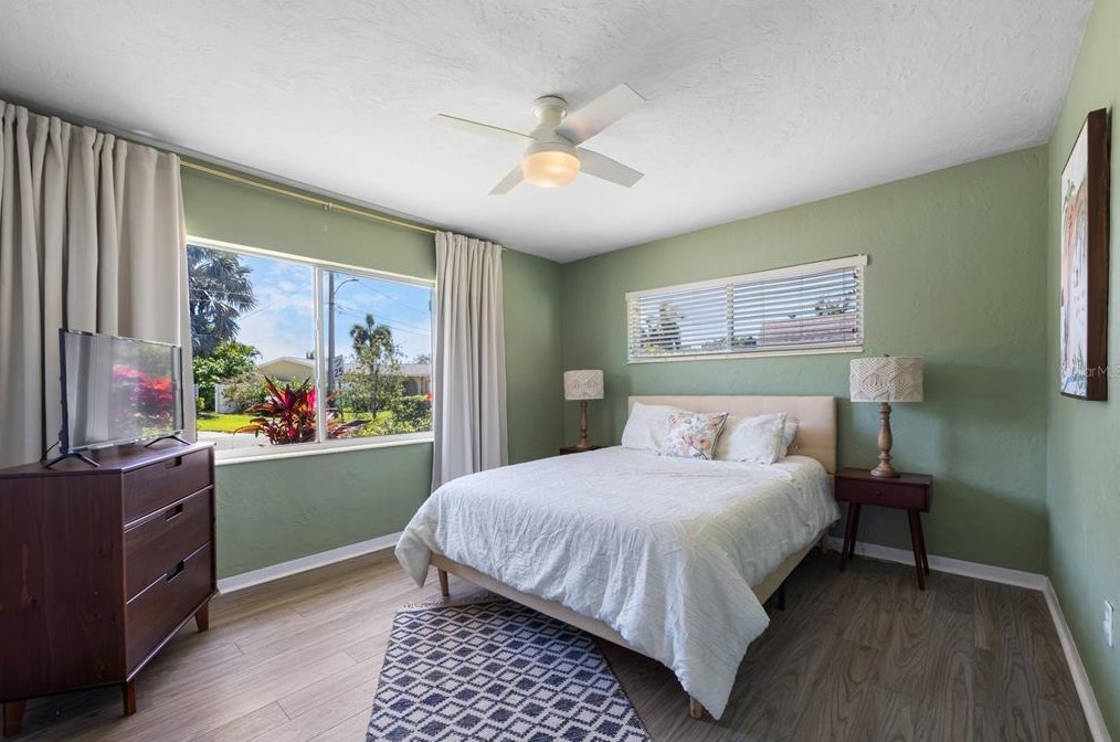 2325 Shr Dr, Saint Petersburg FL  33705-3328 exterior