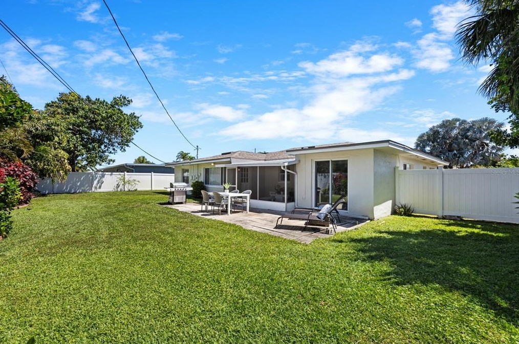 2325 Shr Dr, Saint Petersburg FL  33705-3328 exterior