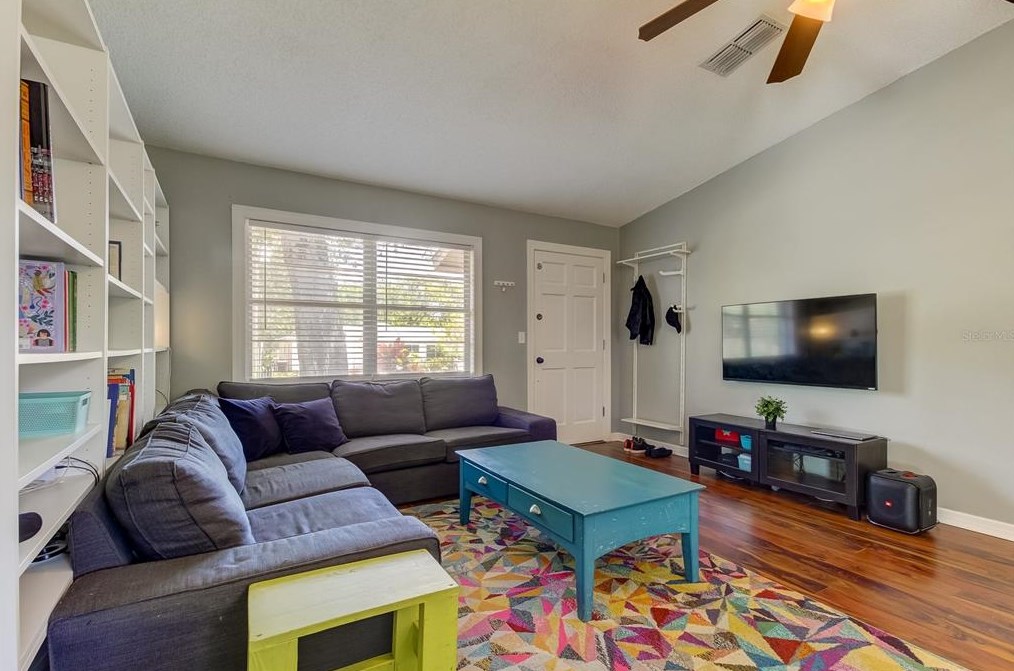 3975 4th St, Saint Petersburg FL  33703-6116 exterior