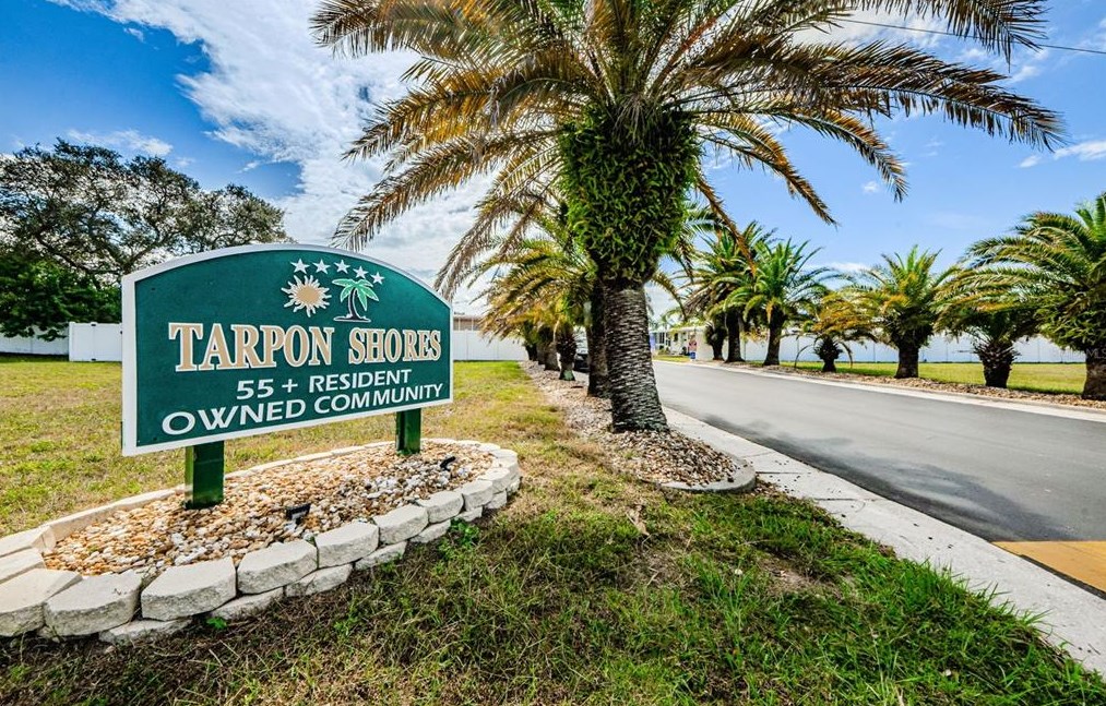 143 Melody Ln, Tarpon Springs FL  34689-5027 exterior