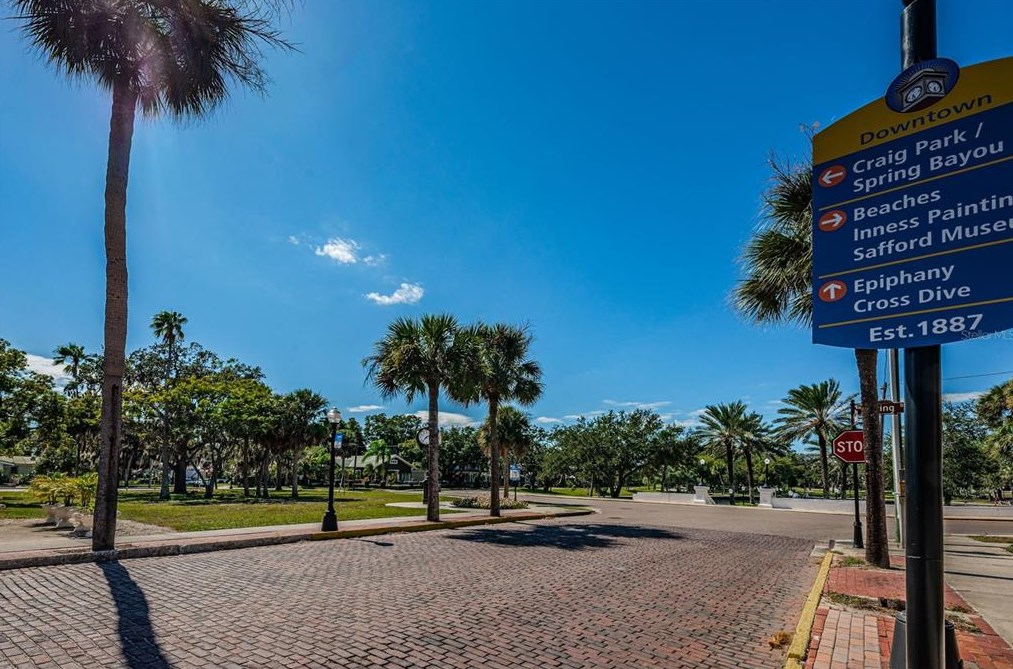 143 Melody Ln, Tarpon Springs FL  34689-5027 exterior