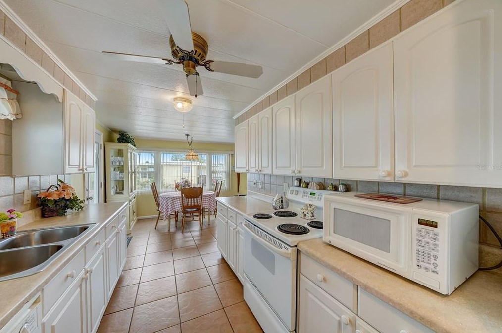 143 Melody Ln, Tarpon Springs FL  34689-5027 exterior