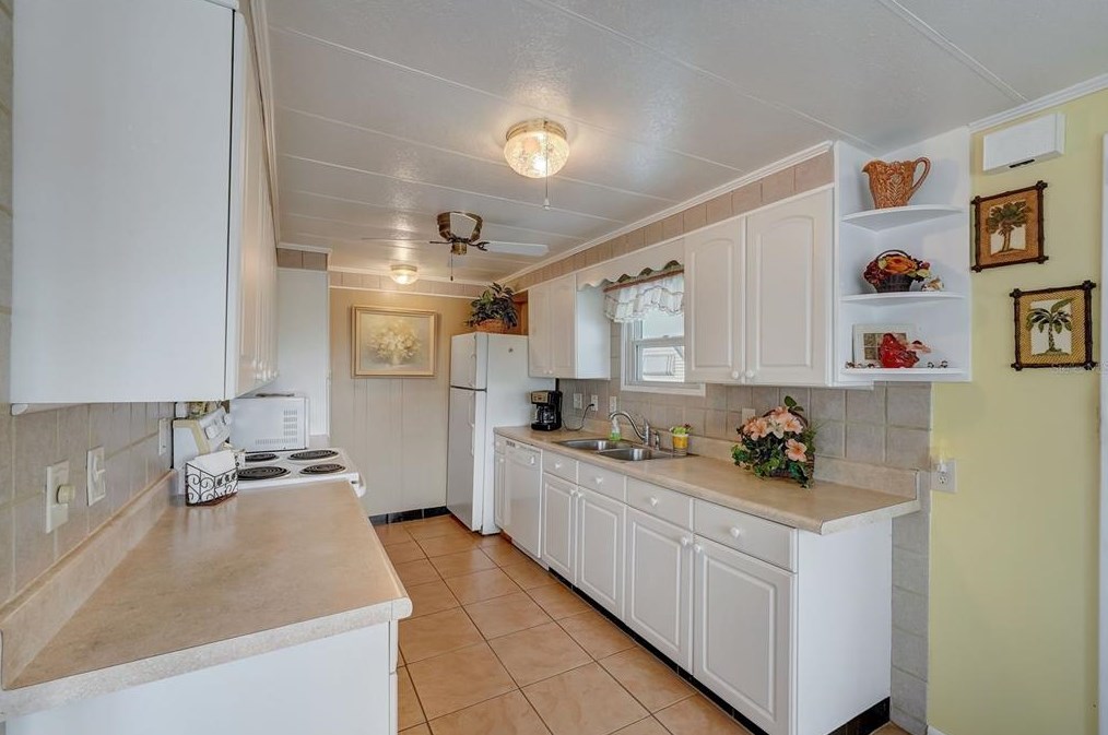 143 Melody Ln, Tarpon Springs FL  34689-5027 exterior