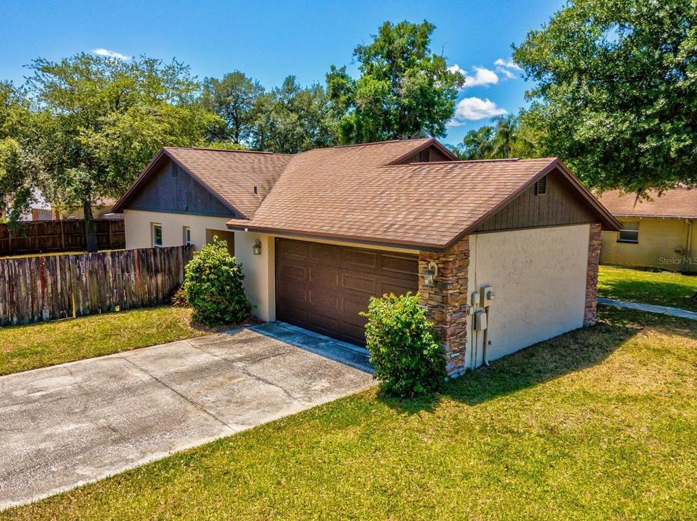 17637 Meadowbridge Dr, Lutz FL  33549-5574 exterior