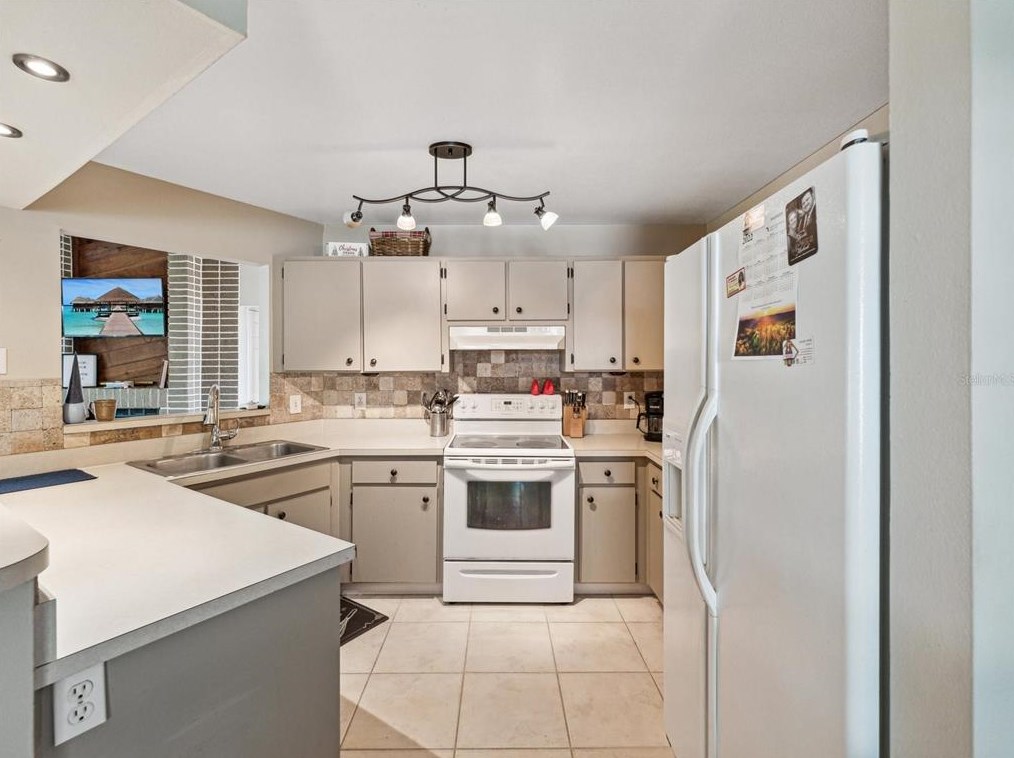 17637 Meadowbridge Dr, Lutz FL  33549-5574 exterior