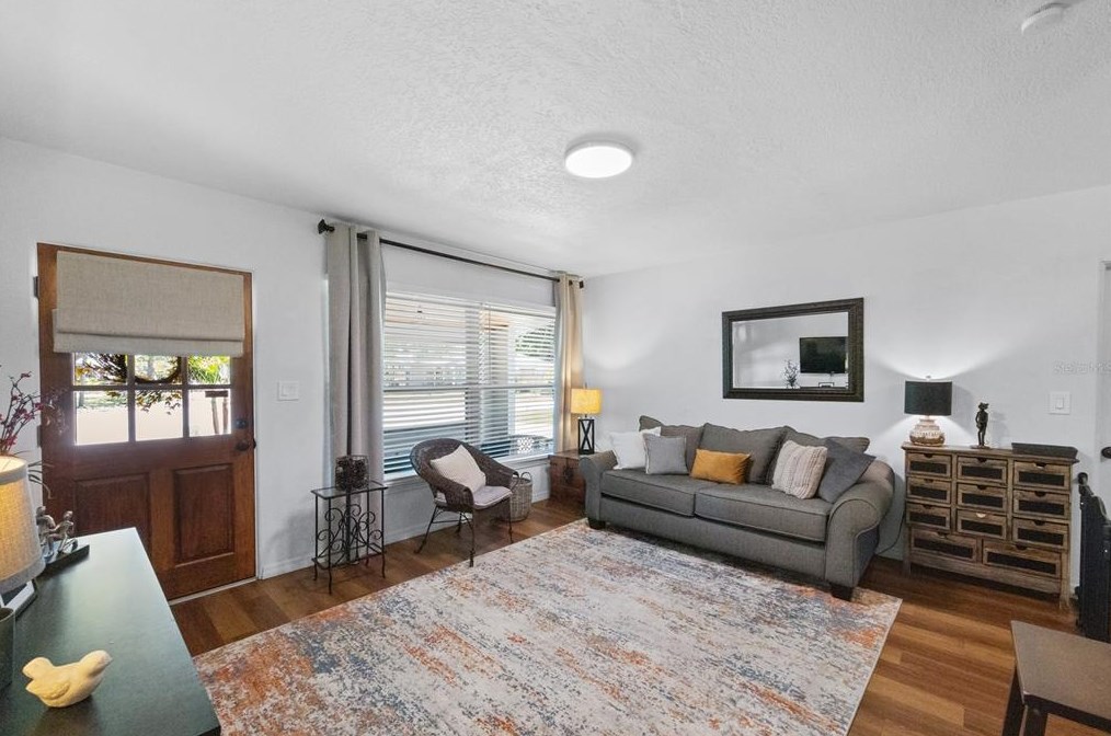 7025 35th Ter, Saint Petersburg FL  33710-1445 exterior