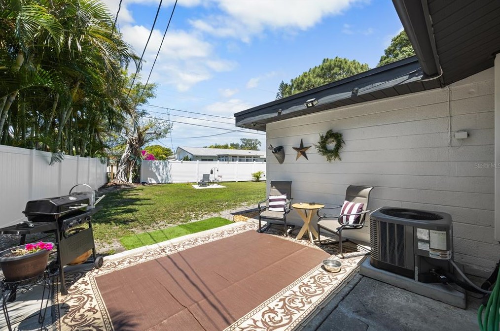 7025 35th Ter, Saint Petersburg FL  33710-1445 exterior