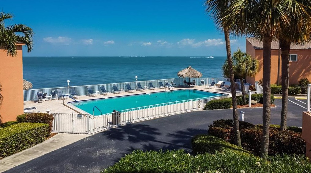 7400 Sunshine Skyway Ln, Saint Petersburg FL  33711-4919 exterior