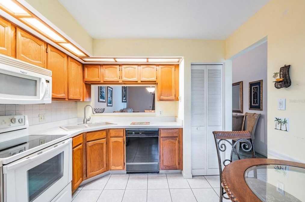 2582 Bentley Dr, Palm Harbor FL  34684-1804 exterior
