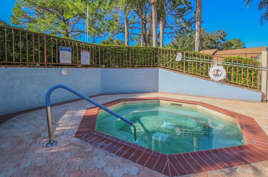 2582 Bentley Dr, Palm Harbor FL  34684-1804 exterior