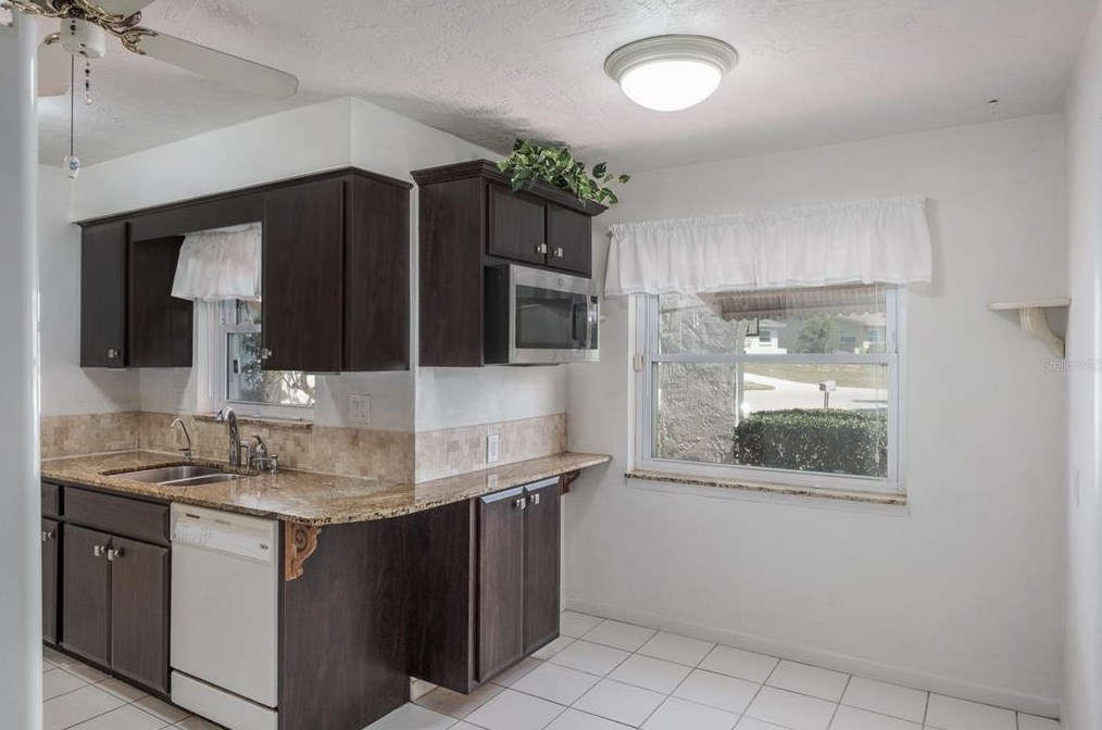135 Rodney Ct, Palm Harbor FL  34684-4642 exterior