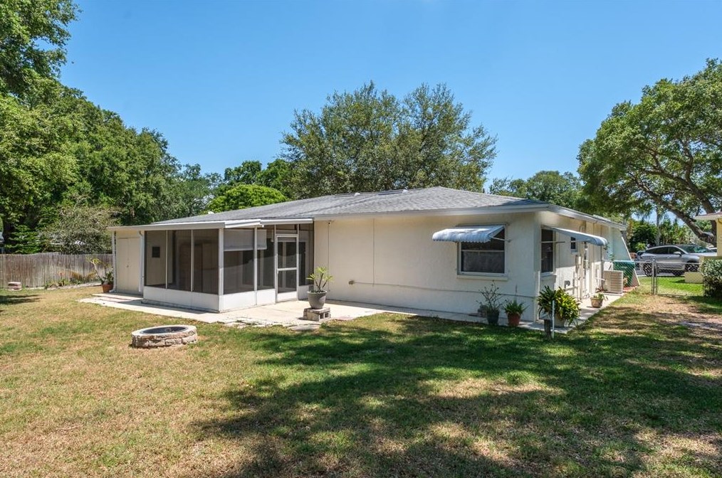 135 Rodney Ct, Palm Harbor FL  34684-4642 exterior