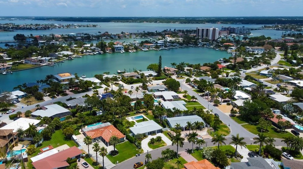 10135 Yacht Club Dr, Saint Petersburg FL  33706-3154 exterior