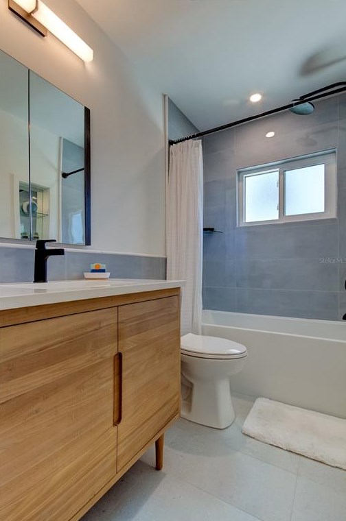 10135 Yacht Club Dr, Saint Petersburg FL  33706-3154 exterior