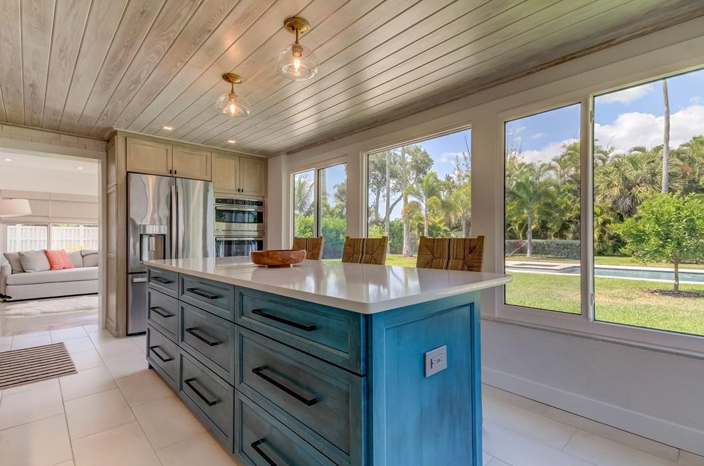 10135 Yacht Club Dr, Saint Petersburg FL  33706-3154 exterior